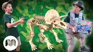 Dinosaur Toy Hunt with Jurassic World | Jurassic Tv | Dinosaurs and Toys | T Rex Family Fun