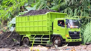 Musim Hujan Truk Oleng Rc Truk Hino 500 Engkel Lewati Jalan Berlumpur Miniatur Truk Rc Terguling