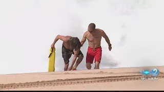 Lifeguards quickly rescue drowning teen at Pipeline