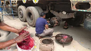 Truck hub greasing | truck rear wheel hub greasing skill | Indian truck mechanics