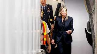 Koningin Maxima komt aan op vliegveld van Manilla Filipijnen