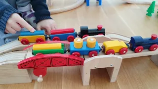 Eisenbahn für Kinder: Zählen lernen mit Zügen der Holzeisenbahn und Autos