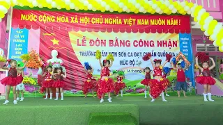 “Nào cùng nhảy lên nào bạn ơi” do các bé đến từ lớp Lá 1 biểu diễn.