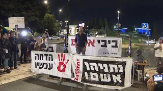 Israeli protesters in Jerusalem demand PM Benjamin Netanyahu resigns