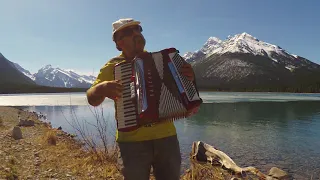 Misirlou/Pulp Fiction on accordion in the Rocky Mountains(LIVE no editing)