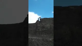 Экскаватор сбрасывает глыбу с горы. fail