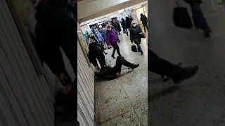 Парень под наркотой пытался попасть в метро, Харьков.