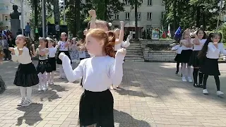 1 НУ ,,Христо Смирненски ", гр.Омуртаг Mini Star Dance 1 клас.