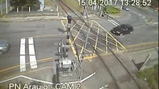 Carro é atingido em cheio por locomotiva em Juiz de Fora, na Zona da Mata