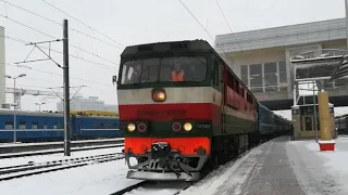 Подача ТЭП70-0372 с пассажирским поездом сообщением Минск-Гомель и приветливой бригадой / TEP70