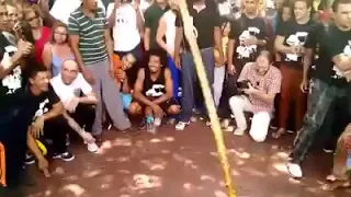 Luta verdadeira entre 2 capoeira, nao é jogo é luta