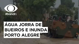 Água jorra de bueiros e inunda Porto Alegre