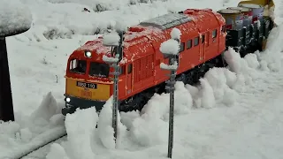 Küzdelem a hóval / Gartenbahn im Schnee, Taigatrommel / G scale snowplow