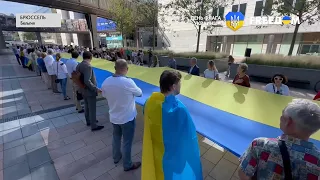 🔴 День Государственного Флага Украины: у здания Европарламента развернули большое знамя