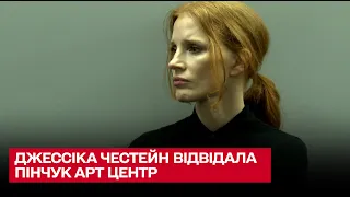 Голливудская актриса Джессика Честейн посетила Киев и изуродованные войной окрестности