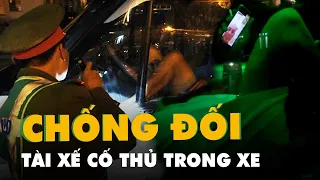 Tài xế cố thủ trong xe khách livestream thách thức lực lượng chức năng