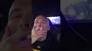 Aleks Visha sfidon policine gjate shoqerimit, live ne TIK TOK me muzike ne sfond