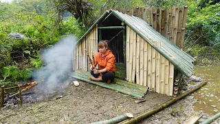 SOLO CAMPING at My BUSHCRAFT - Building Complete and warm survival shelter Free bushcraft Life