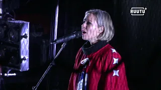 Paula Vesalan tulkitsema Finlandia-hymni herkisti tunnelman Kaisaniemessä