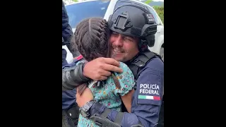 Su MARIDO está en la Policía y el Señor le trata Mal a su Mamita