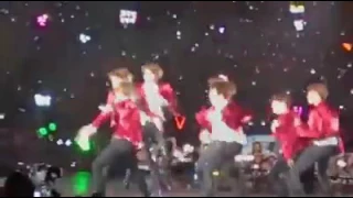 Jimin se cae en pleno concierto en Hong Kong