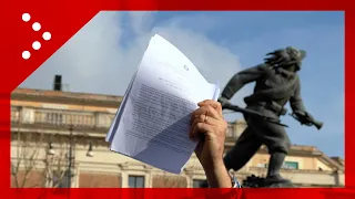 Roma, protesta NCC: manifestanti strappano bozza decreto attuativo su foglio di servizio elettronico