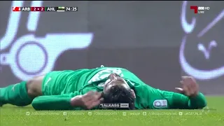 شاهد سقوط الاعب عبد العزيز هزاع والحكم لايوقف المباراة وانفعال المعلق خالد الحدي