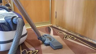 [Zelmer aquawelt] vacuuming dirt from a carpet