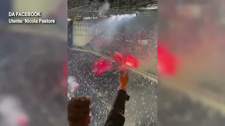 Paura a San Siro: lancio di fumogeni dei tifosi del Benfica