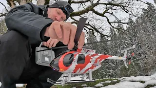 Der schöne AFX MD 500 RC Helikopter im Schnee geflogen - lange Flugzeit - Achtung Tunnelblick!!!!