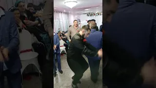 танцуют цыганские парни