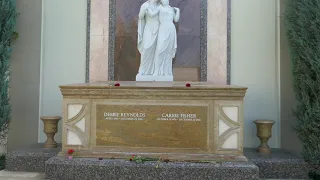 Carrie Fisher & Debbie Reynolds Grave Forest Lawn Memorial Park Hollywood Hills LA CA US Oct 9, 2022