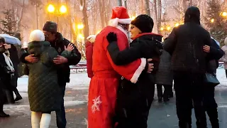 РОС ТЮЛЬПАН В ОДНОМ САДУ С РОЗОЮ КРАСИВОЮ!💃🕺🌹/ТАНЦЫ В ПАРКЕ ГОРЬКОГО ХАРЬКОВ ДЕКАБРЬ 2021