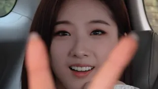 The camera zooming to haseul face