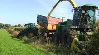 Maïs 2010 Loonbedrijf Nelen aan het modderen met een John Deere 6530 en enkelassige hooglosser