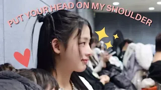 Who is sleeping on Minji’s SHOULDER?