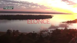 Las nubes reflejadas en el río, postal del frío amanecer en Paraná