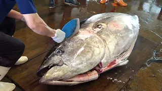 The sashimi is served with great style生魚片超霸氣分切 - 台灣東港