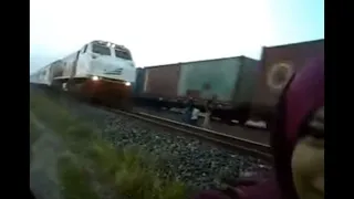 Graban momento en que tren arrolla a niño en Indonesia