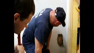В Астрахани сотрудникам МЧС пришлось ломать стену магазина, чтобы спасти кошку