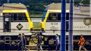 2K migrants try to storm Channel Tunnel [HD]