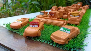 Clean up muddy mini Cars & disney car convoys! Play in the garden