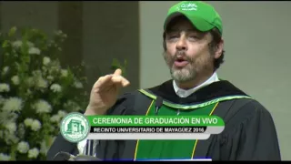 Benicio del Toro pronuncia discurso en actos de graduación del RUM