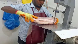 সৌদি আরবে মেশিন দিয়ে মাছ কাটার পদ্ধতি How to cut frozen fish #riyadh #viralvideo