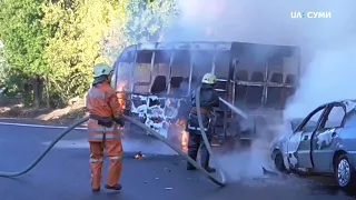 Під Сумах згоріли маршрутка та легковик