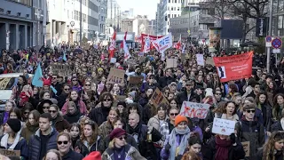 Мир отмечает Международный женский день шествиями и забастовками