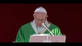 Papa Francesco si commuove salutando i vescovi cinesi durante la Messa di apertura del Sinodo