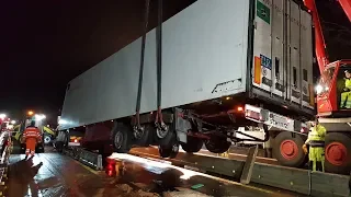 Unfall auf der A44 bei Kassel: Lastwagen fährt auf Betonbegrenzung