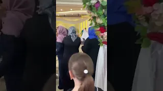 Весь зал ревел на свадьбе.Из Украины, войны -брат вернулся, чтобы поздравить сестру с Днём свадьбы.