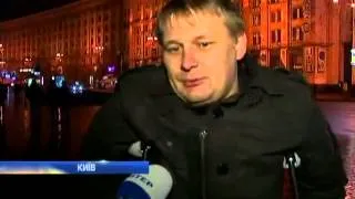 На ночную акцию протеста на Майдане люди собирались ...
